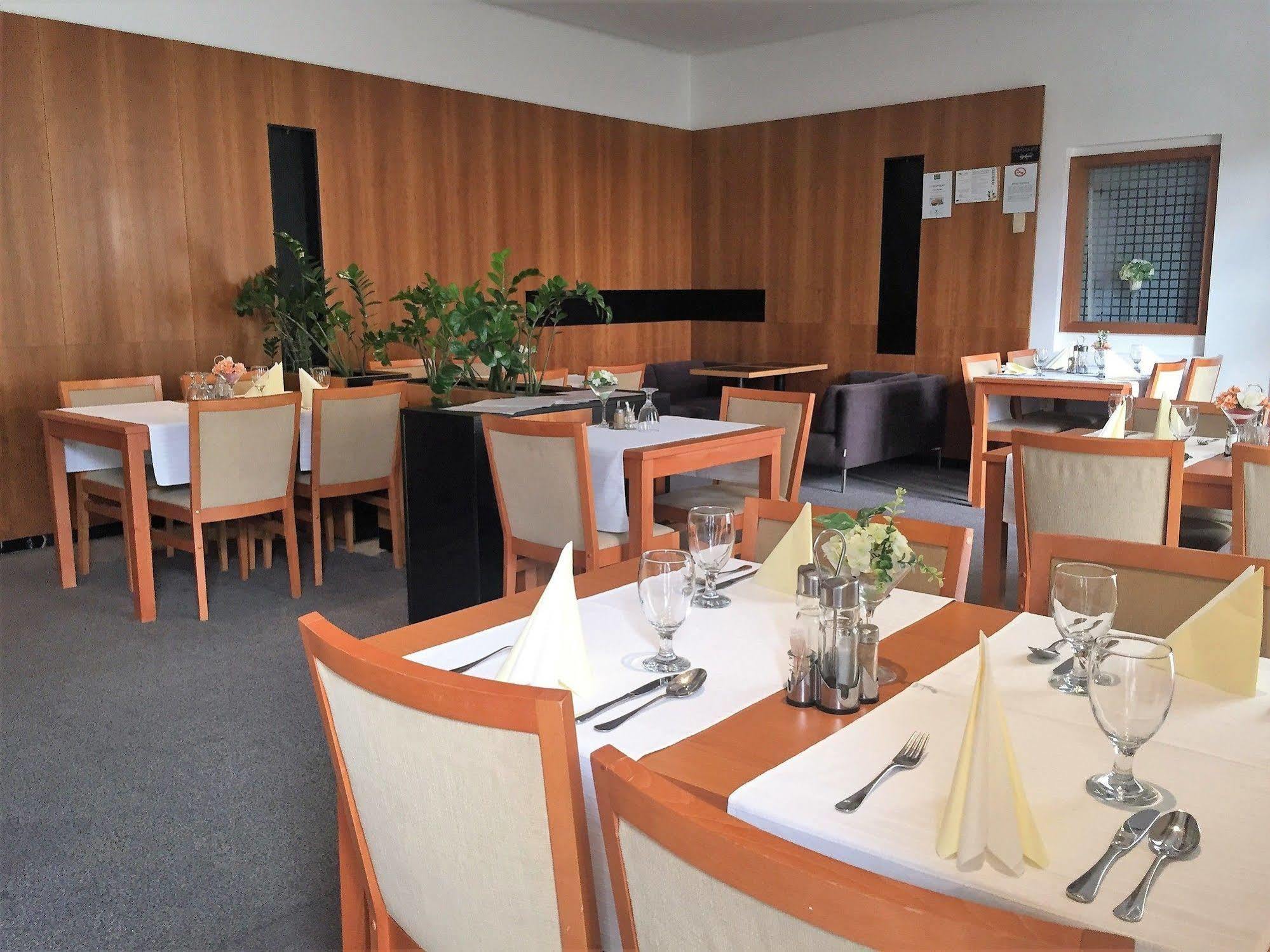 Hotel Maxim Svätý Jur 외부 사진