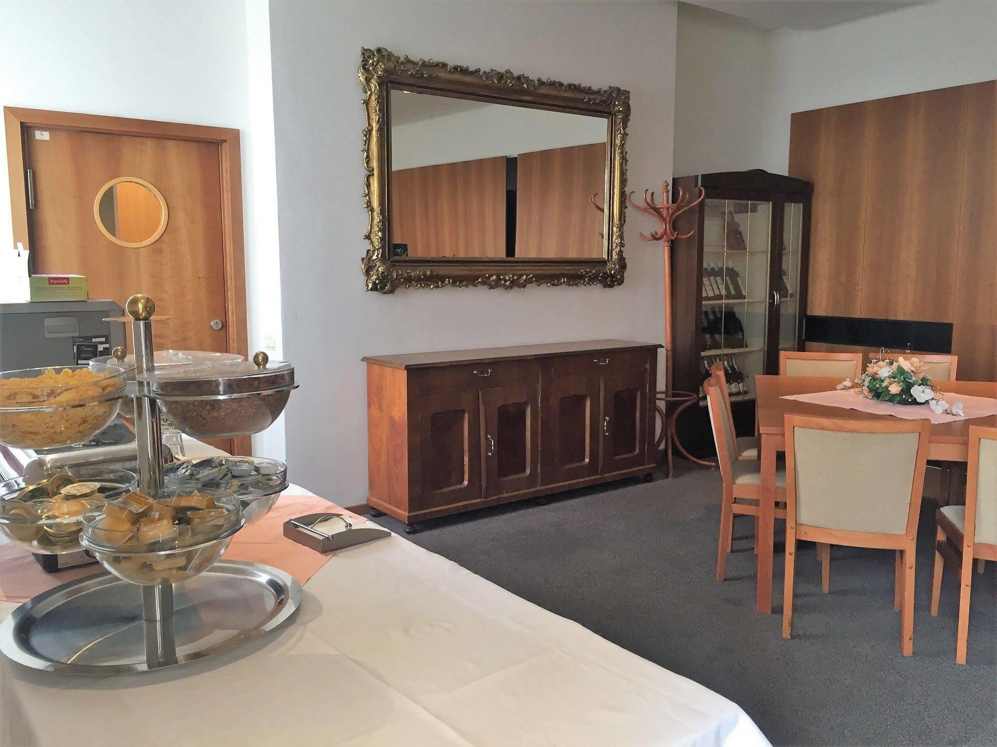 Hotel Maxim Svätý Jur 외부 사진
