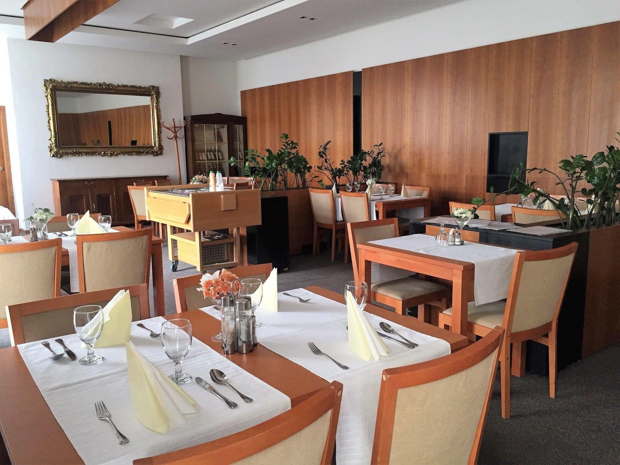Hotel Maxim Svätý Jur 외부 사진