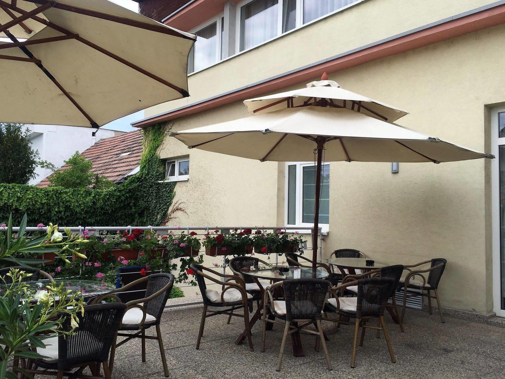 Hotel Maxim Svätý Jur 외부 사진